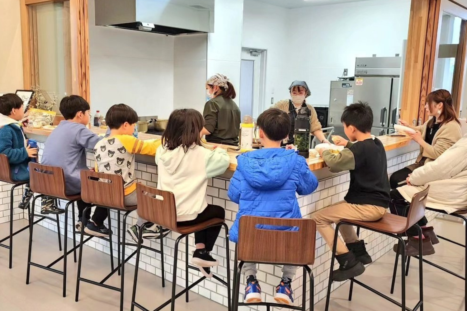 カウンターに並んで食事する子どもたち