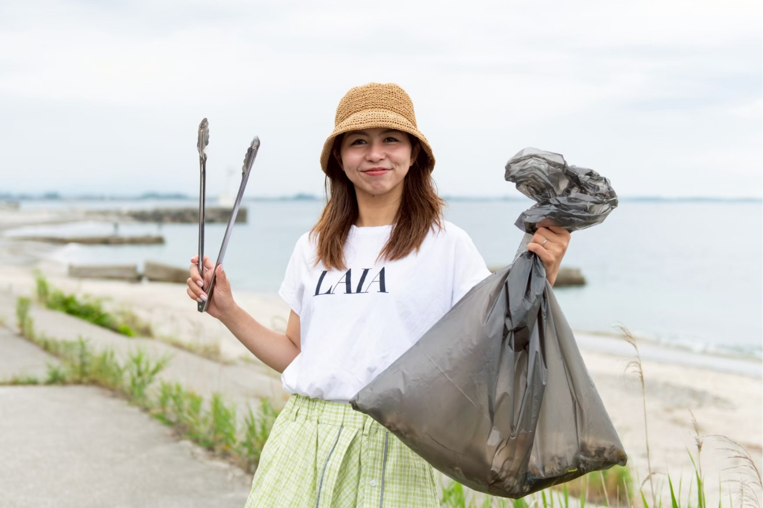 海岸清掃に参加する代表理事