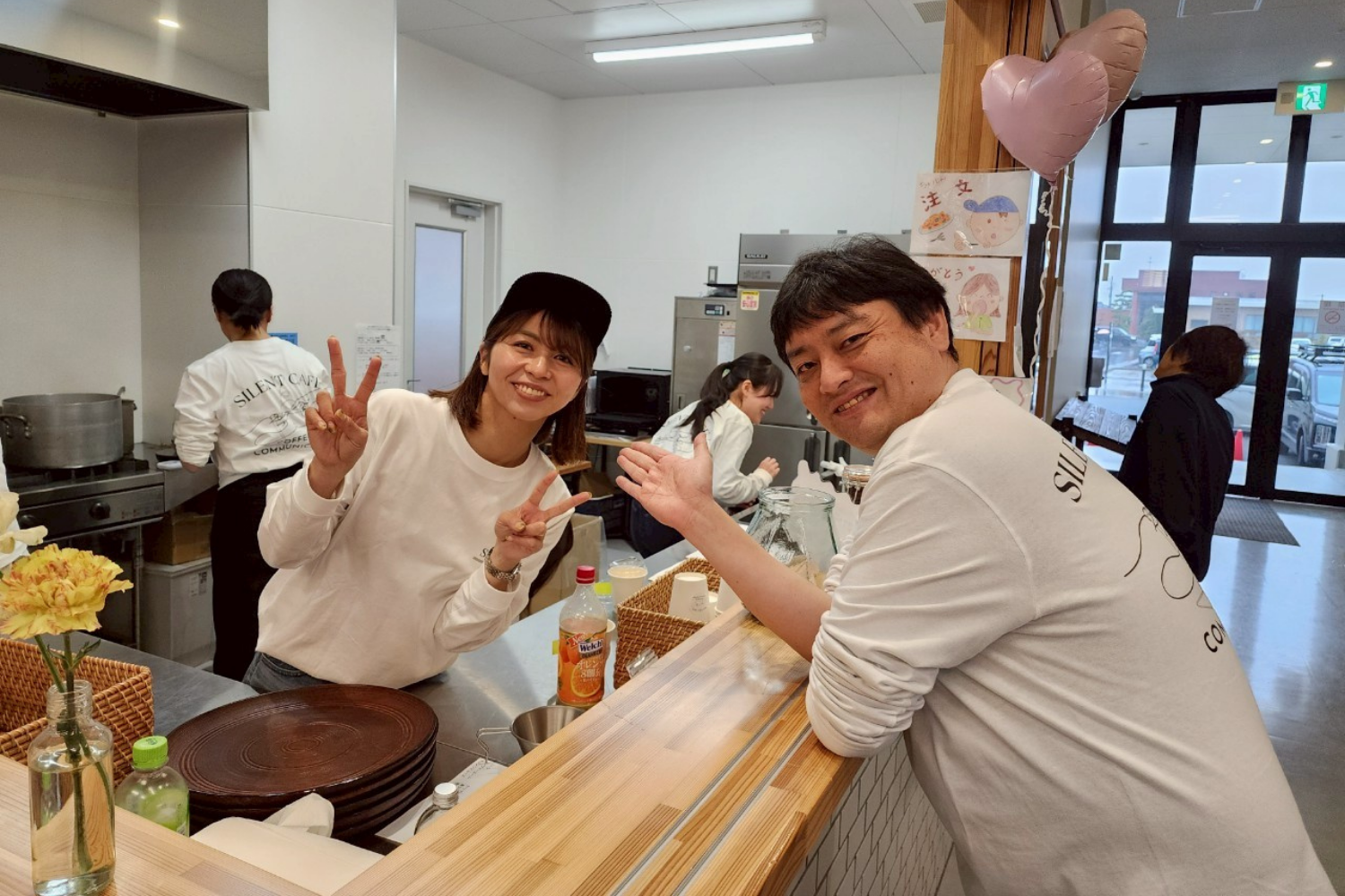 メリカキッチンの店の人と話す代表理事