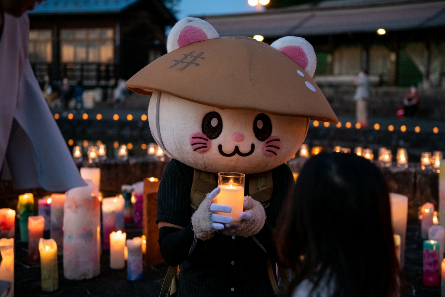 キャンドルを持つばいにゃこさん