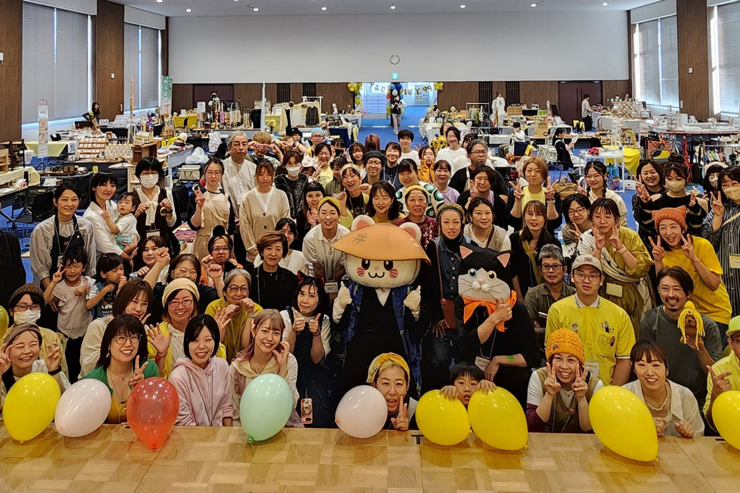 風船を手にホールに集まったメンバーとばいにゃこさん