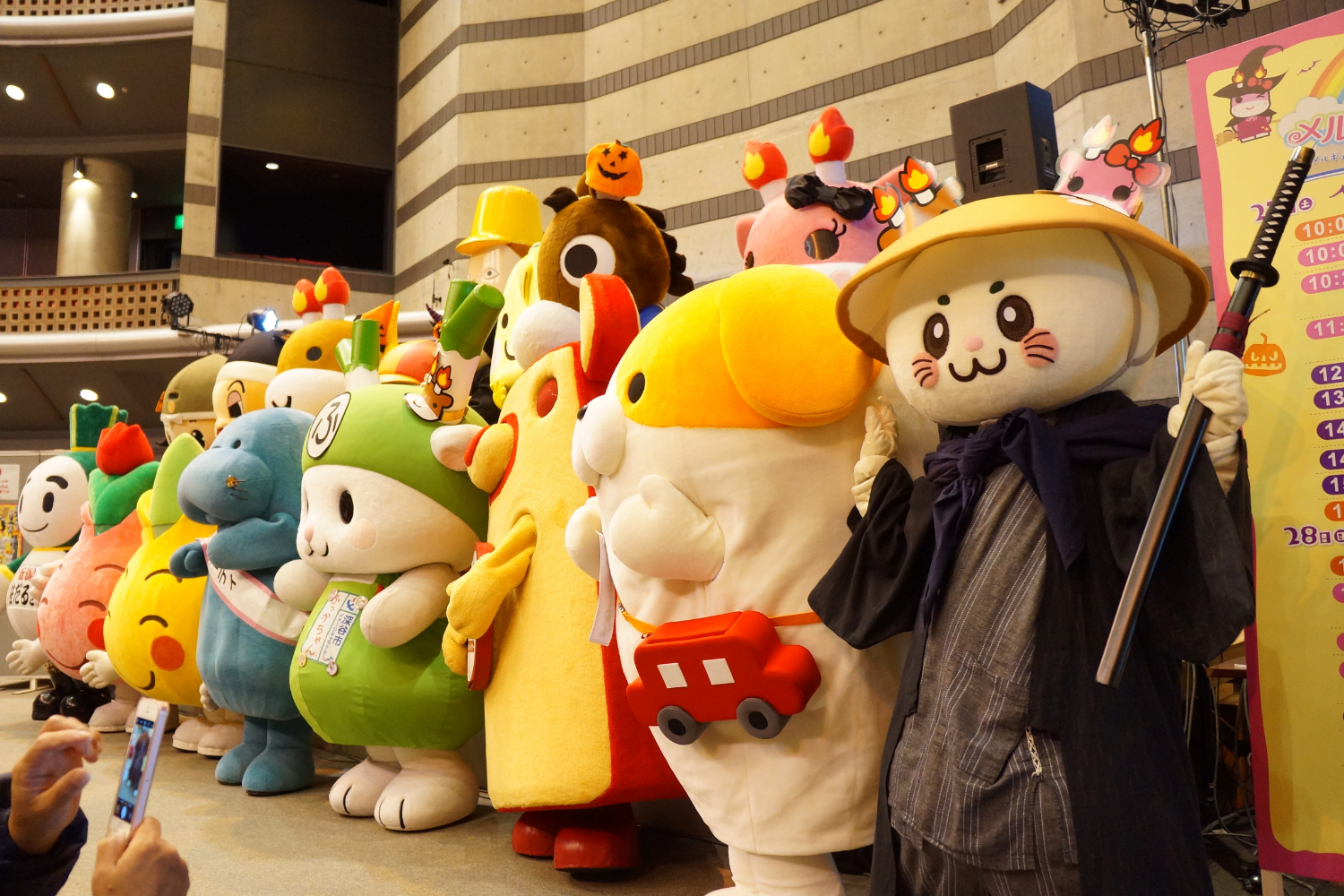 ご当地キャラクターが並ぶイベントに参加するばいにゃこさん