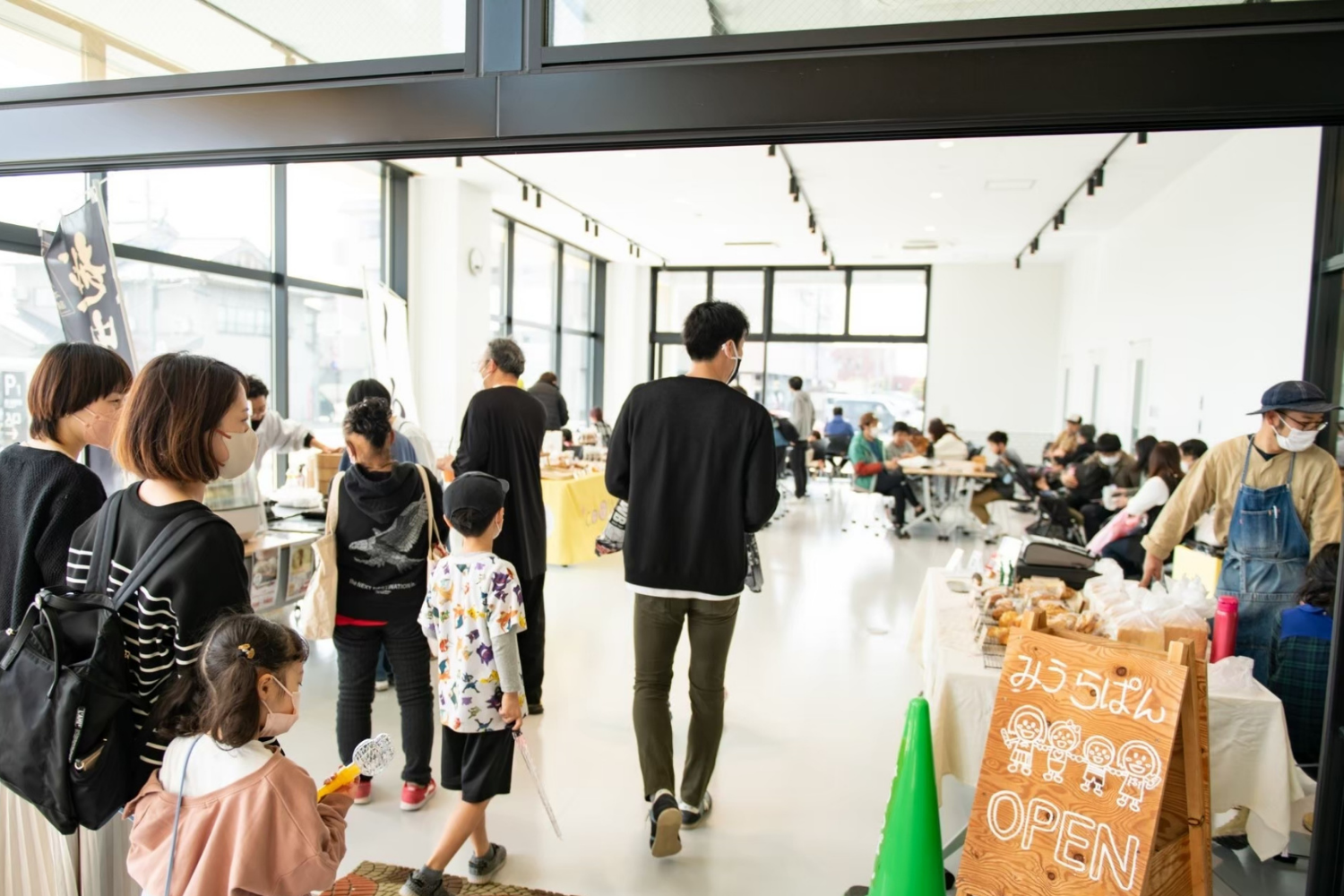 「OPEN」の看板が出た館内マルシェ