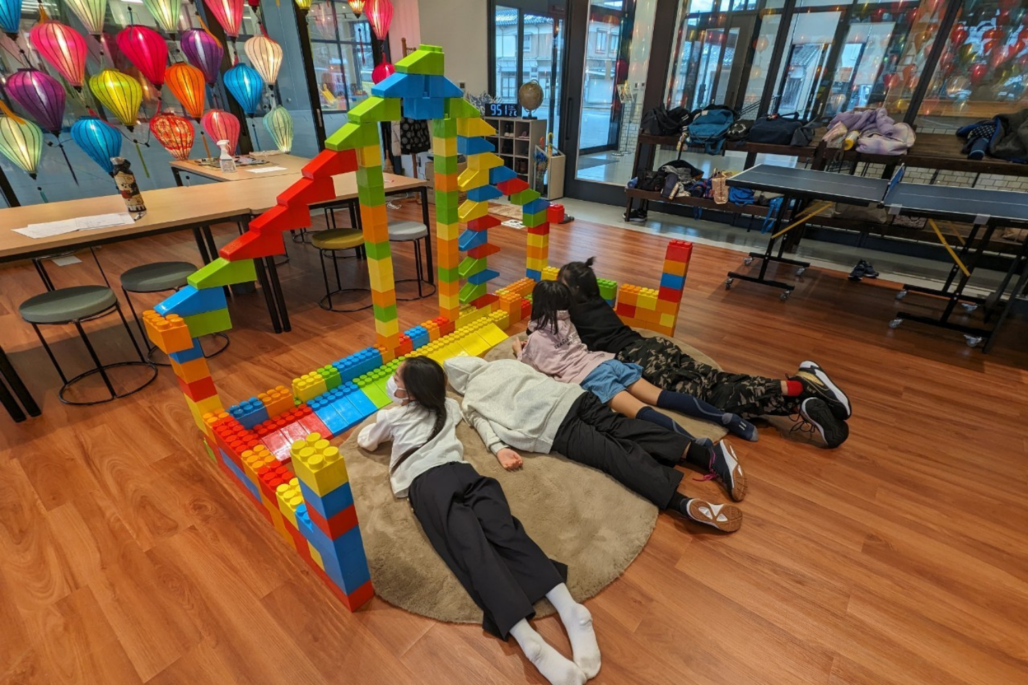 室内でブロック遊びをする子ども