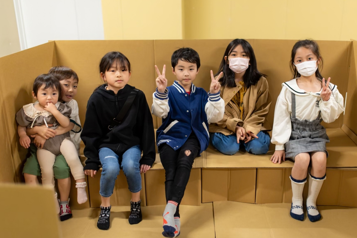 段ボールの空間で笑う子どもたち