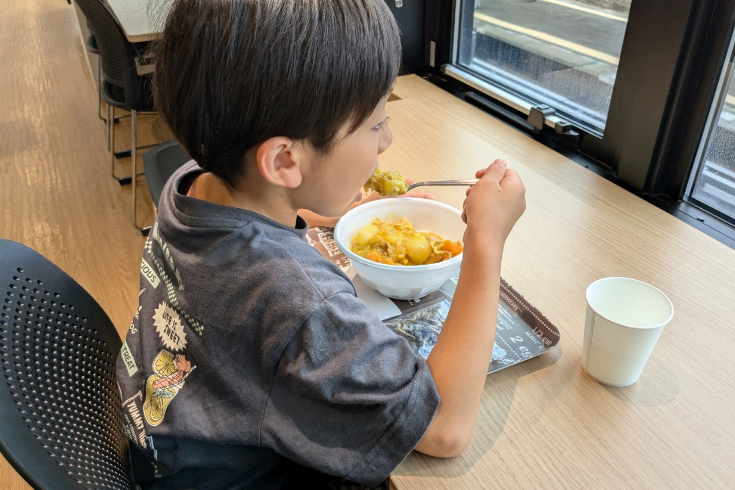 丼を食べる男の子