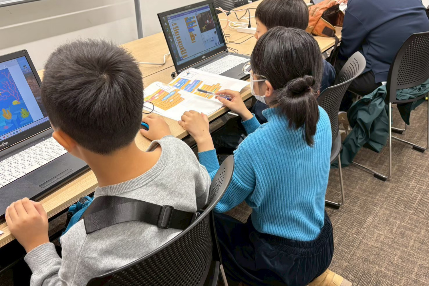 ノートパソコンで学ぶ子どもたち