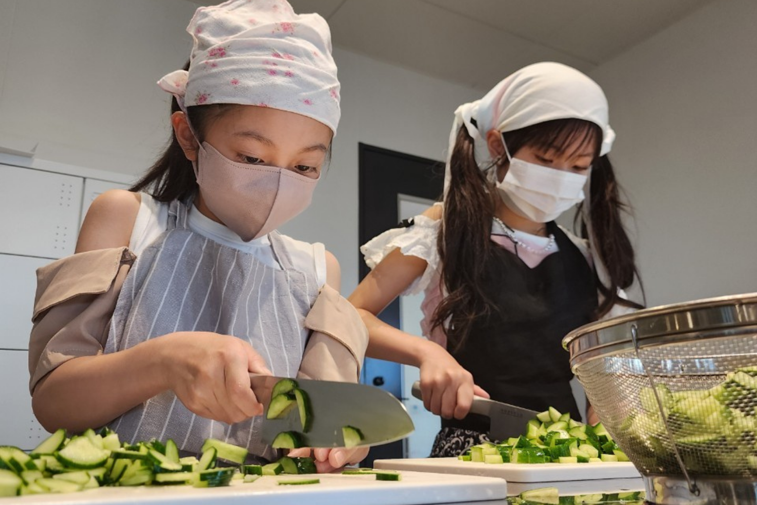 包丁で野菜を切る中学生