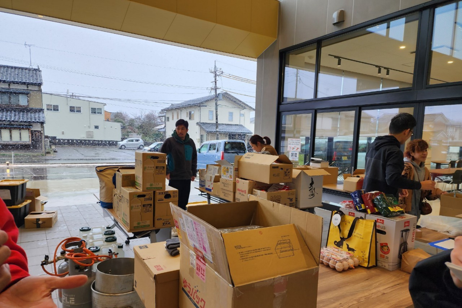 室内に積まれた支援物資の段ボール
