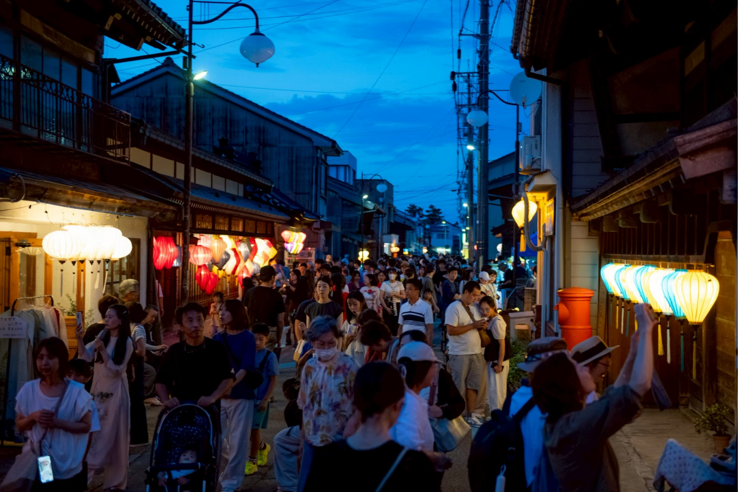 提灯が灯る夜の商店街の賑わい