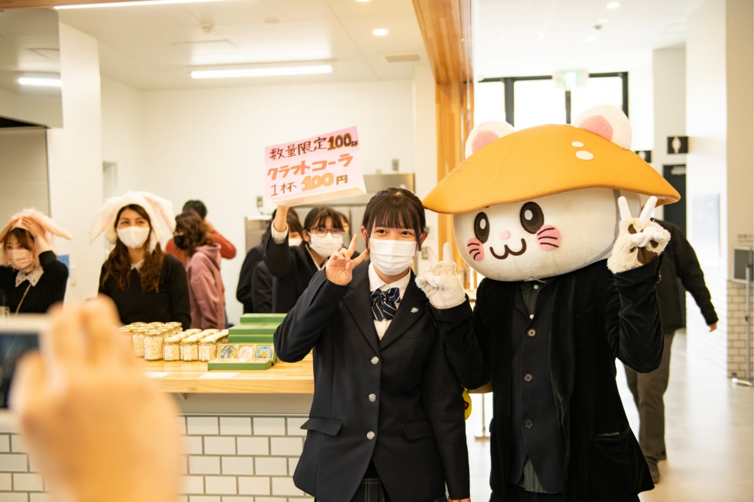 開発したクラフトコーラを売る高校生とばいにゃこさん