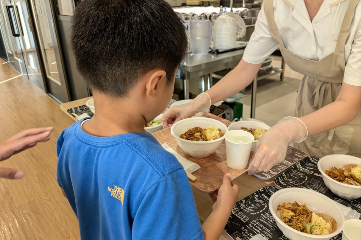 子ども食堂で配膳を受け取る男の子
