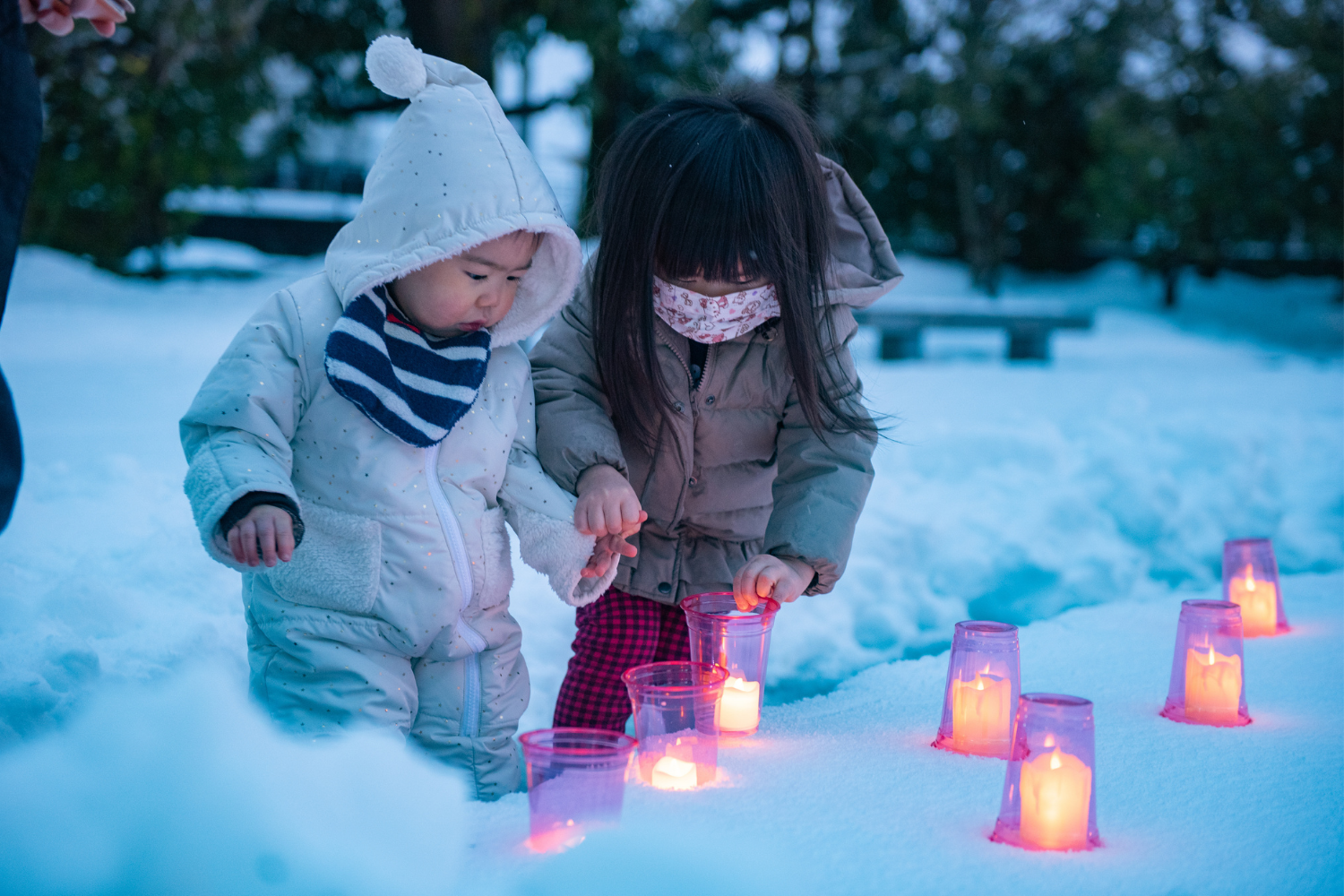 雪あかりのキャンドルを見つめる子どもたち