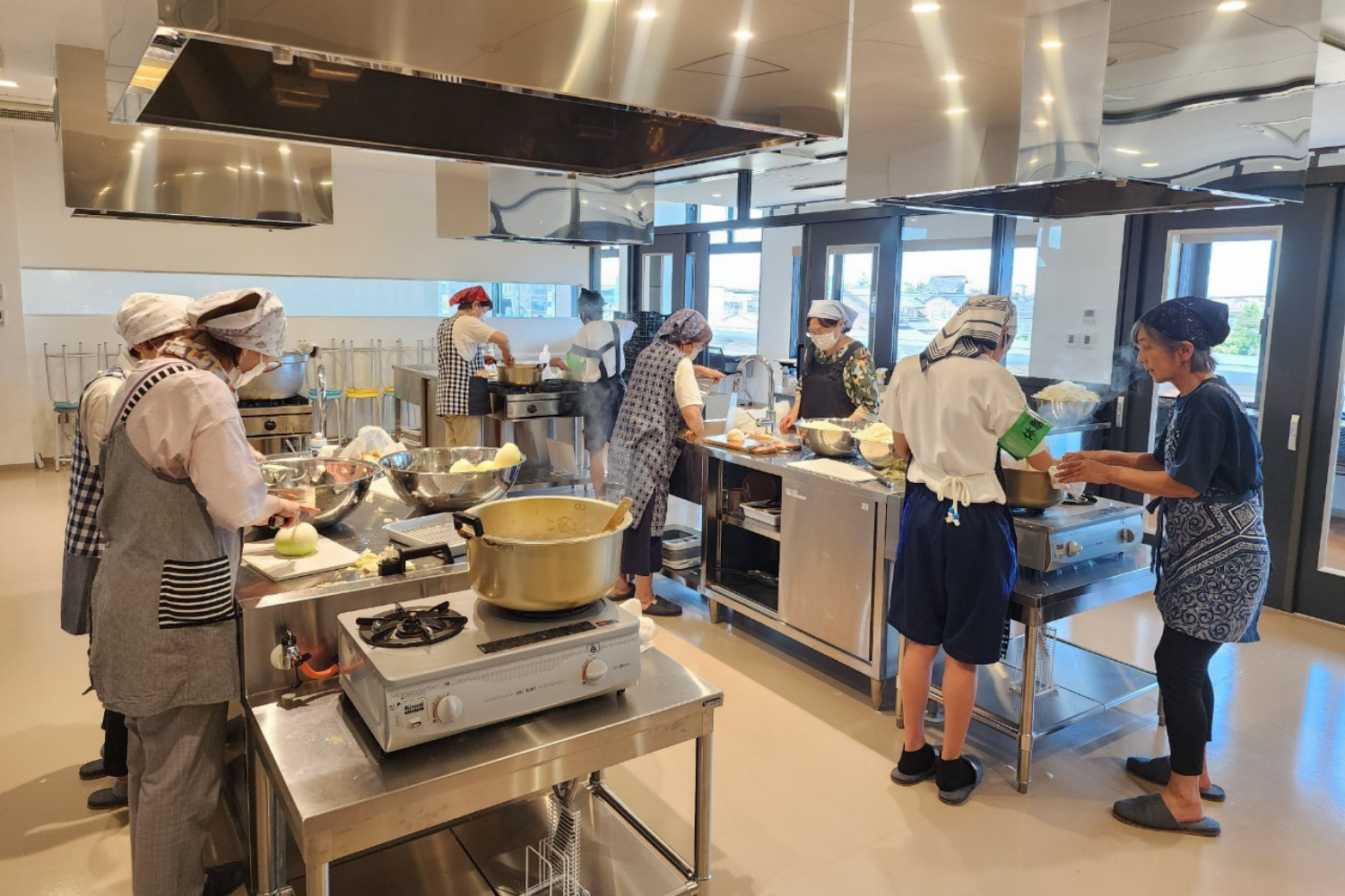 子ども食堂の準備をするボランティア