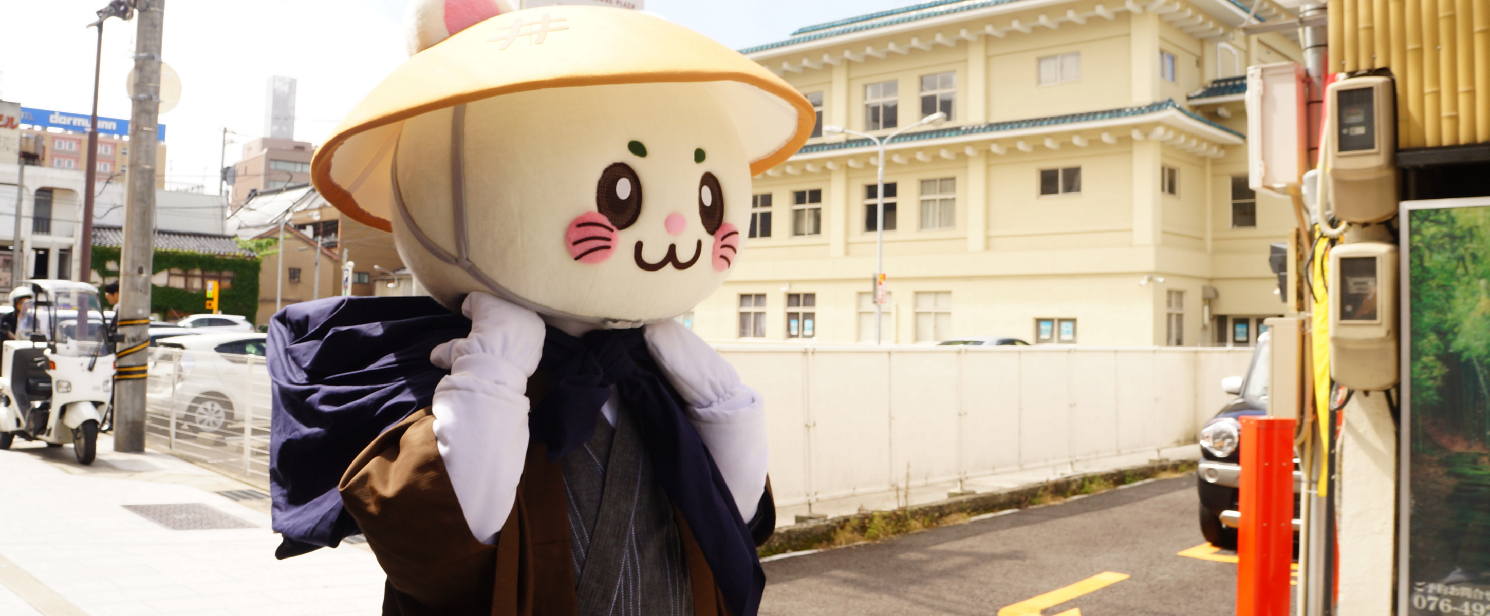 街なかを歩くばいにゃこさん