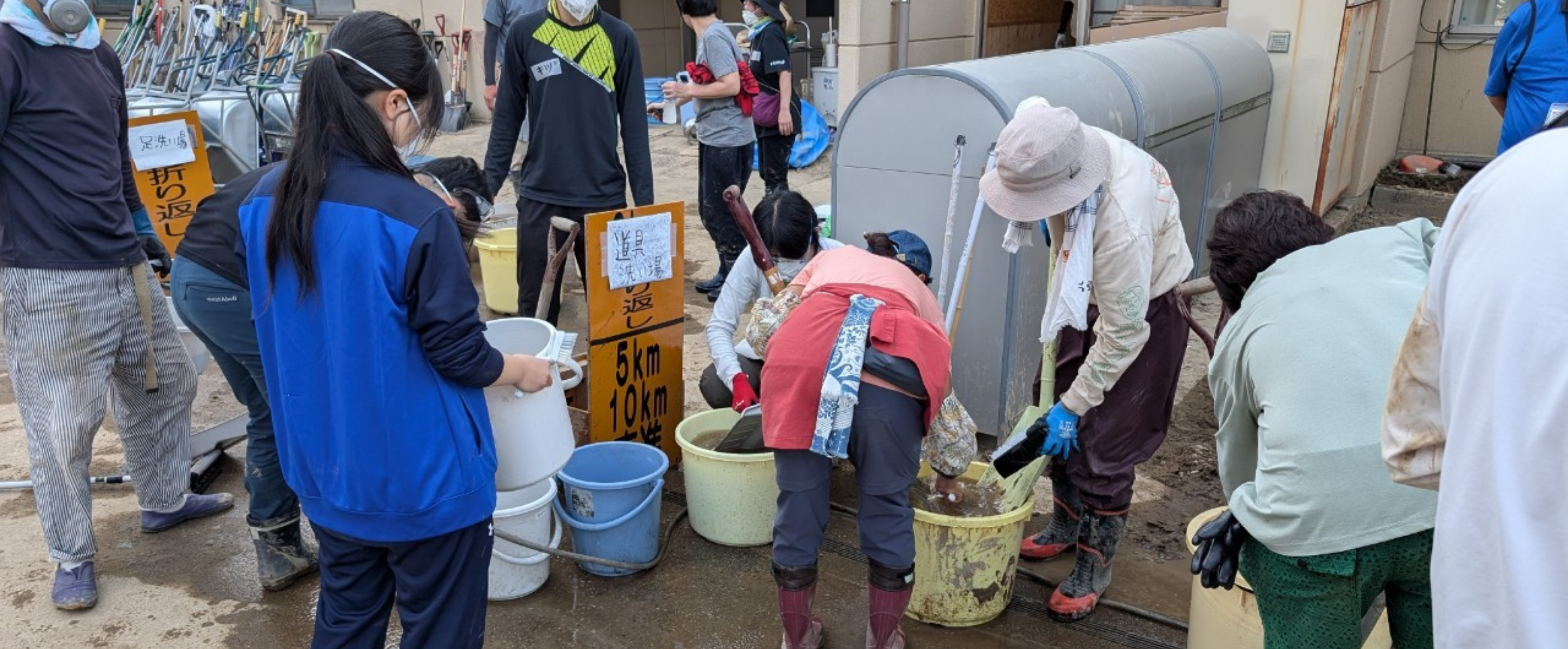 泥をかき出す復旧作業