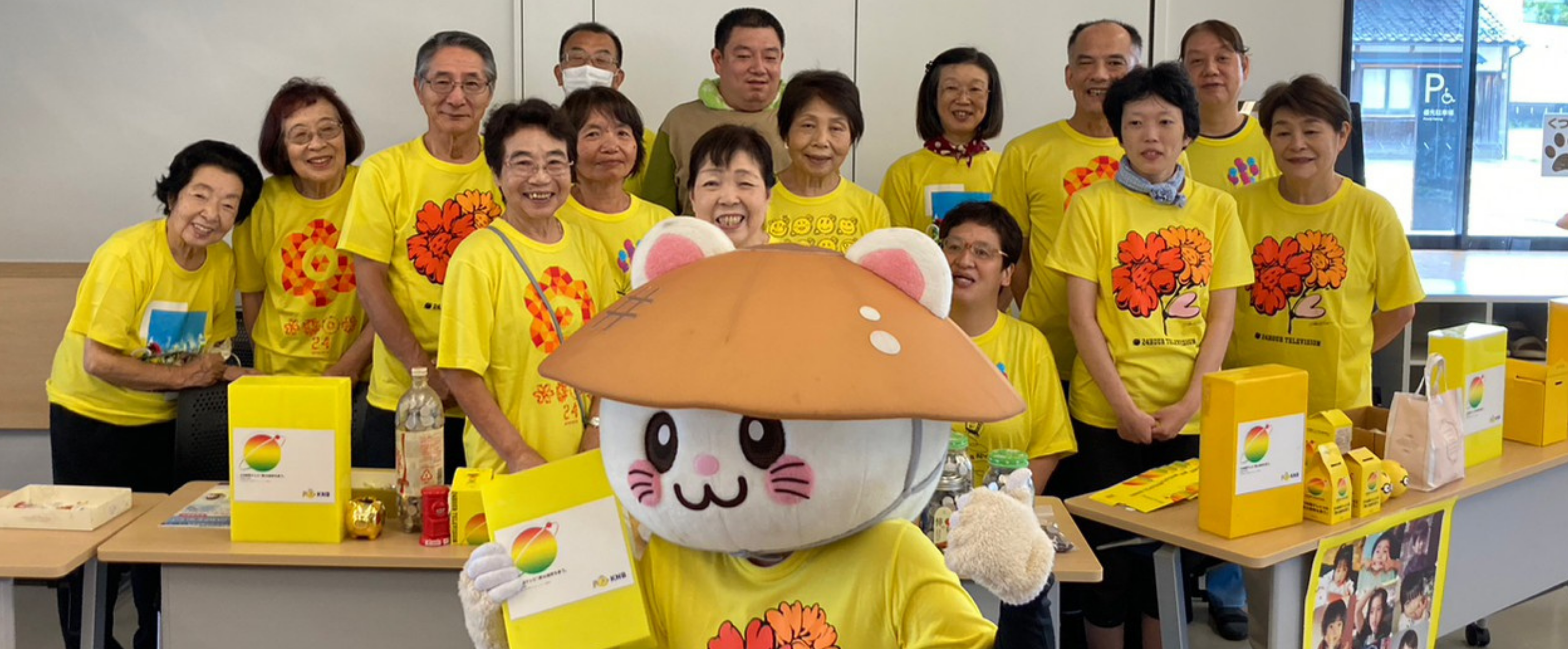 そろいのTシャツで募金活動に取り組むメンバーとばいにゃこさん