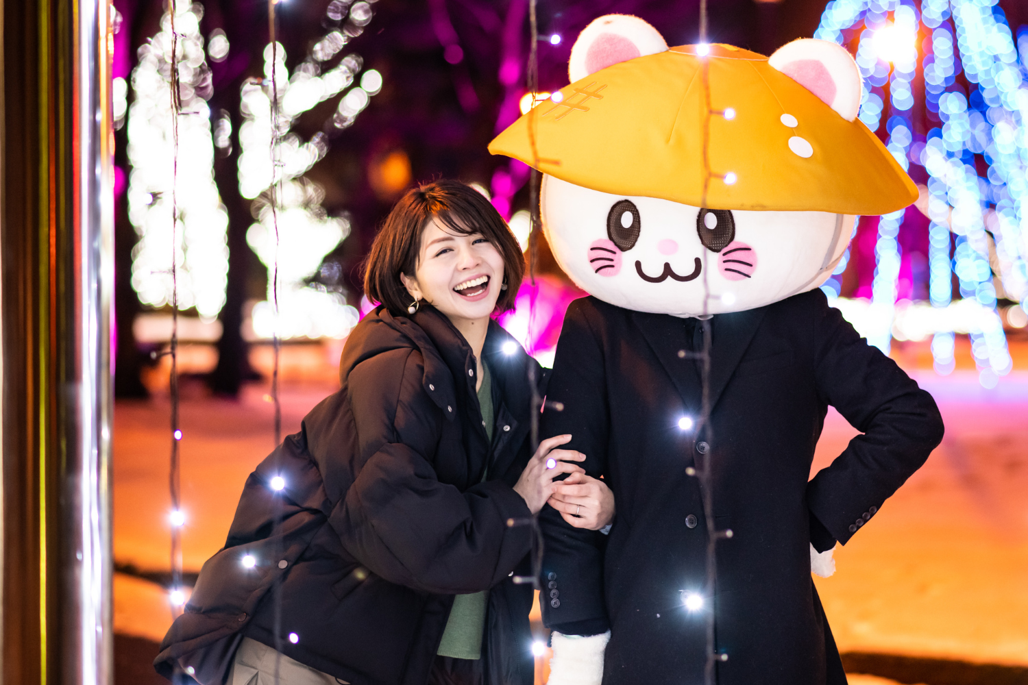 イルミネーションの前でばいにゃこさんと並ぶ代表理事