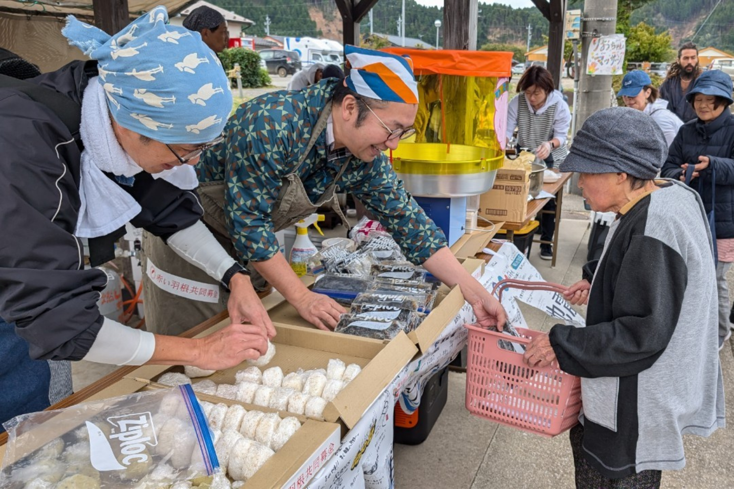 被災地でおにぎりやパンを手渡す様子