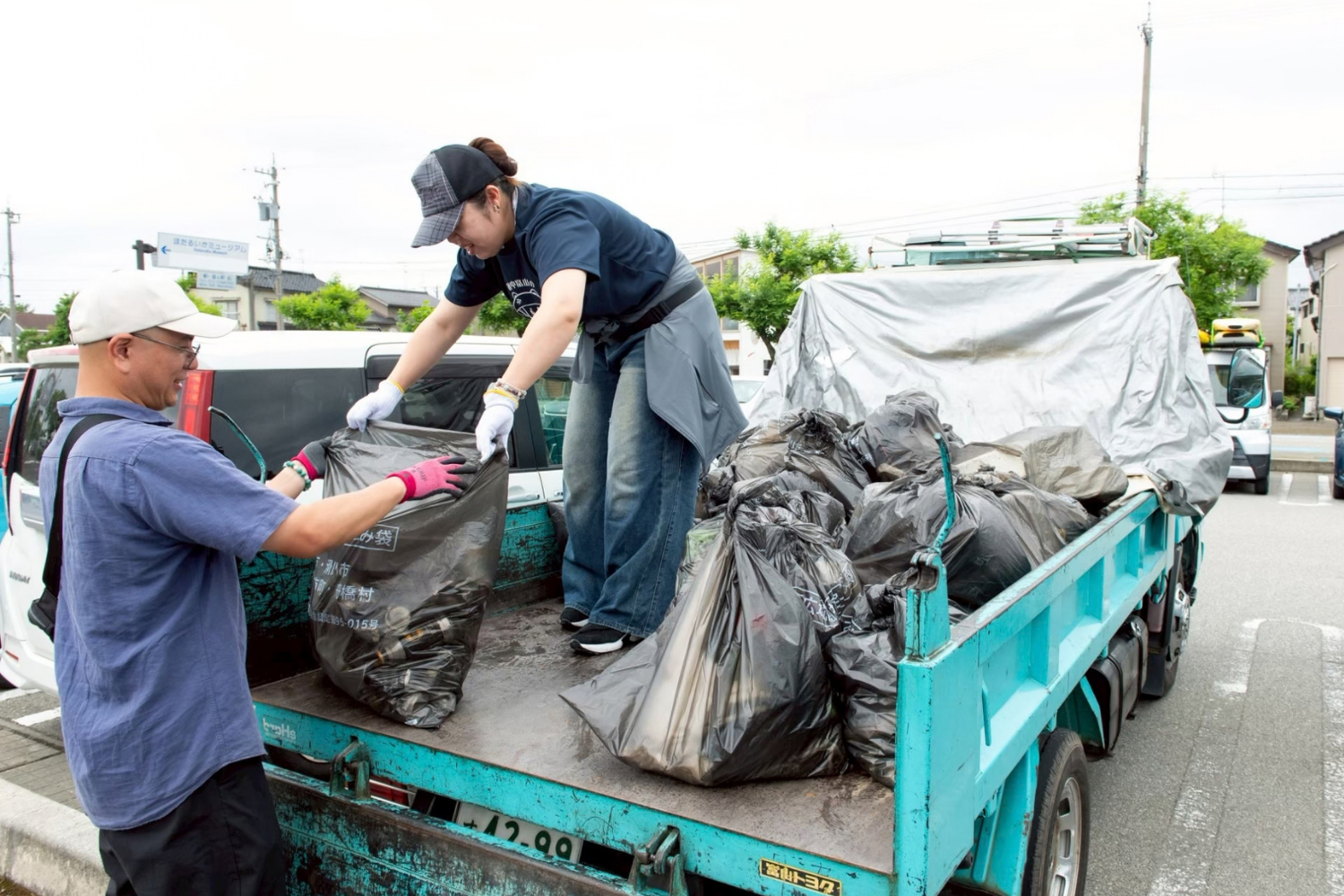 トラックにごみ袋を積み込む作業
