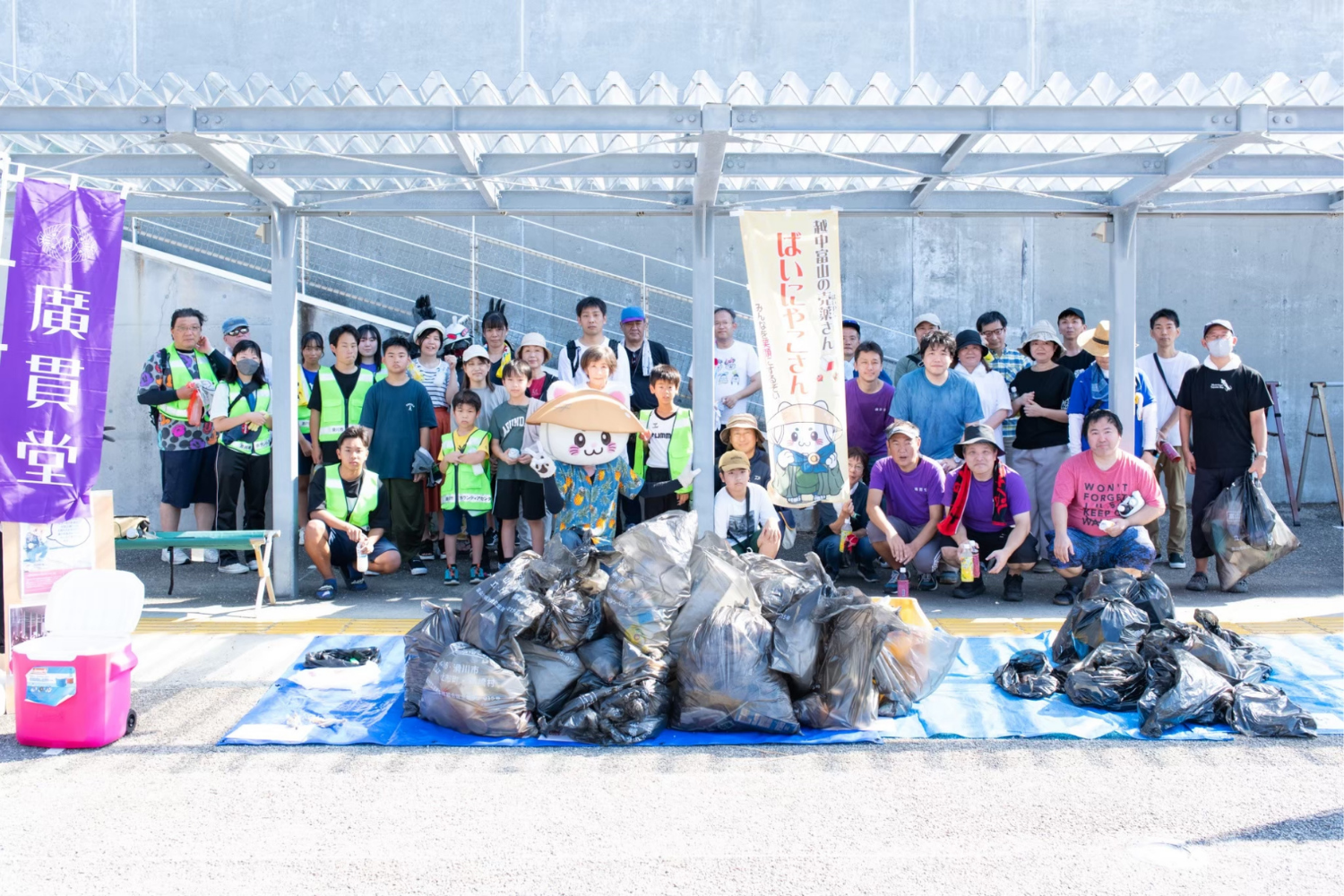 協賛企業ののぼりが立つ海岸清掃の会場